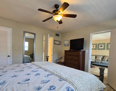 1161 Hillsboro Mile - Photo Thumbnail 21