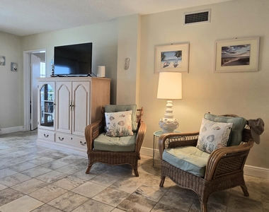 1161 Hillsboro Mile - Photo Thumbnail 8