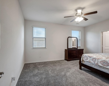 1007 Hitchin Post Way - Photo Thumbnail 15