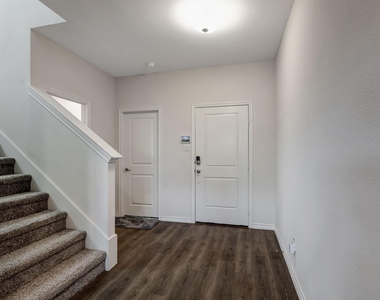 1007 Hitchin Post Way - Photo Thumbnail 4