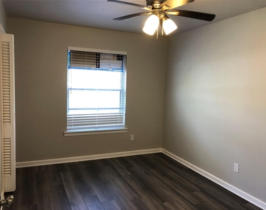 507 Colonial Drive - Photo Thumbnail 14