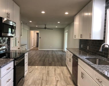 507 Colonial Drive - Photo Thumbnail 6