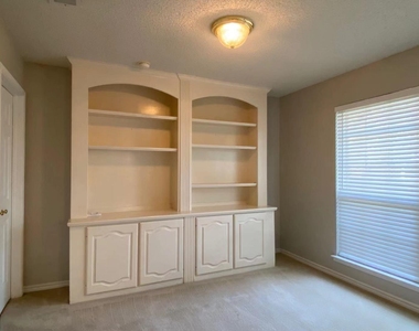 4121 Holly Drive - Photo Thumbnail 3