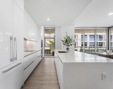 220 Lake Shore Drive - Photo Thumbnail 4