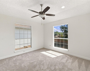 2124 Newport Drive - Photo Thumbnail 15