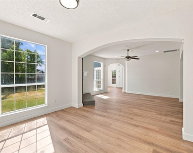 2124 Newport Drive - Photo Thumbnail 7