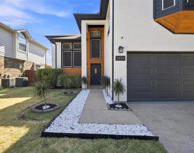 2124 Newport Drive - Photo Thumbnail 3