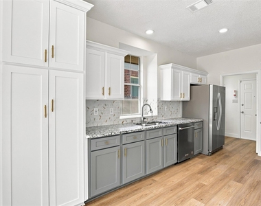 2124 Newport Drive - Photo Thumbnail 10