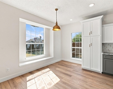 2124 Newport Drive - Photo Thumbnail 8