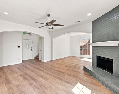 2124 Newport Drive - Photo Thumbnail 5