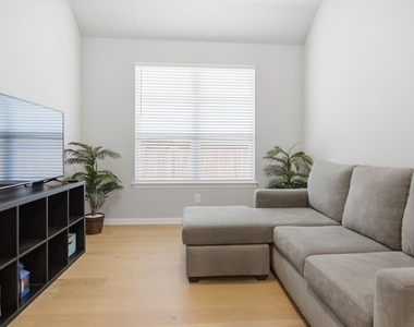 910 Winter Cherry Lane - Photo Thumbnail 10