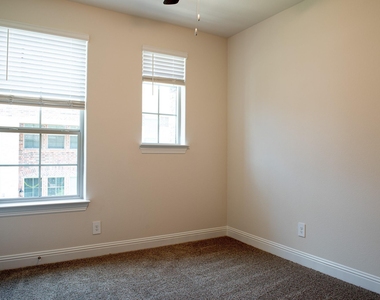 4541 Cinema Street - Photo Thumbnail 12