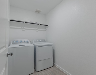 1805 Pentro Parkway - Photo Thumbnail 21