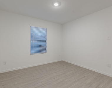 1805 Pentro Parkway - Photo Thumbnail 12