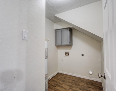 910 Cedar Terrace - Photo Thumbnail 6