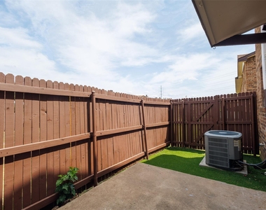 910 Cedar Terrace - Photo Thumbnail 25