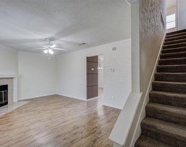 910 Cedar Terrace - Photo Thumbnail 3