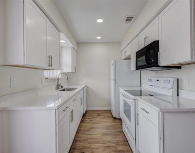 910 Cedar Terrace - Photo Thumbnail 13