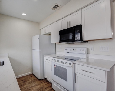 910 Cedar Terrace - Photo Thumbnail 15