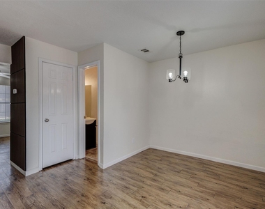 910 Cedar Terrace - Photo Thumbnail 11