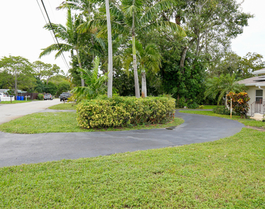 821 Sw 13th Court - Photo Thumbnail 2
