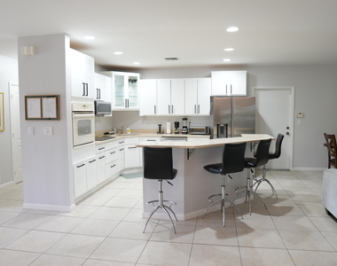 821 Sw 13th Court - Photo Thumbnail 6