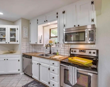 536 Western Hills Trail - Photo Thumbnail 10