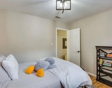 536 Western Hills Trail - Photo Thumbnail 19