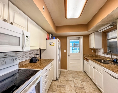 1326 Lake Erie Drive - Photo Thumbnail 5