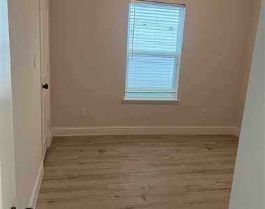 4441 Wayside Avenue - Photo Thumbnail 8
