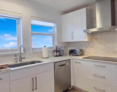 60 Yacht Club Drive - Photo Thumbnail 3