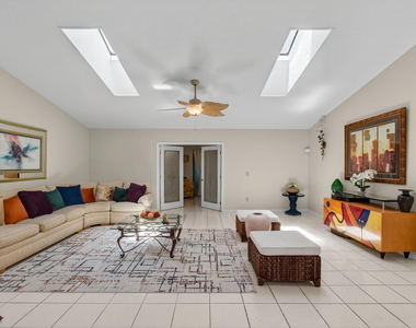 2925 Riviera Drive - Photo Thumbnail 13