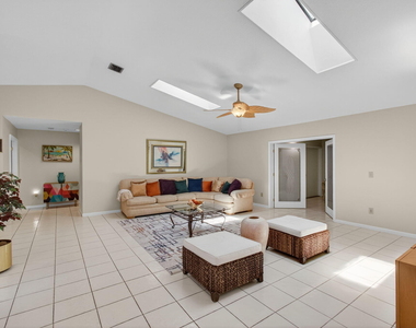2925 Riviera Drive - Photo Thumbnail 14