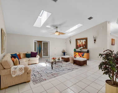 2925 Riviera Drive - Photo Thumbnail 11