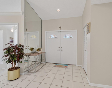 2925 Riviera Drive - Photo Thumbnail 8