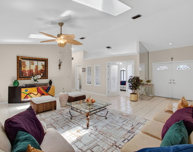 2925 Riviera Drive - Photo Thumbnail 16
