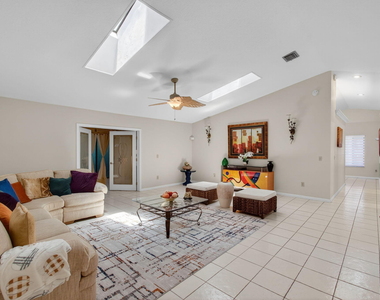 2925 Riviera Drive - Photo Thumbnail 12
