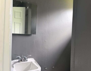 2960 Chickamauga Avenue - Photo Thumbnail 7
