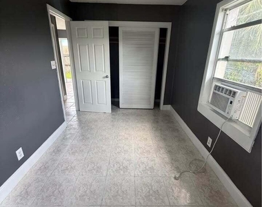 2960 Chickamauga Avenue - Photo Thumbnail 4