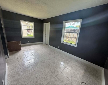 2960 Chickamauga Avenue - Photo Thumbnail 9