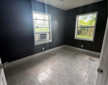 2960 Chickamauga Avenue - Photo Thumbnail 3