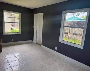 2960 Chickamauga Avenue - Photo Thumbnail 8