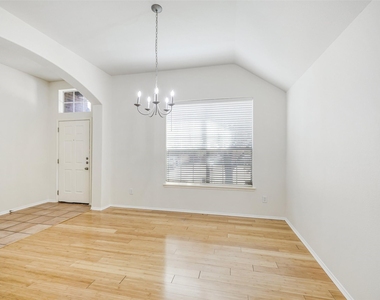 414 Dartmoor Drive - Photo Thumbnail 4