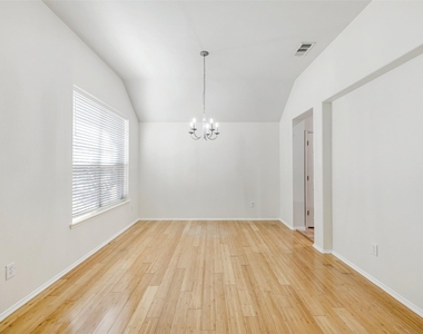 414 Dartmoor Drive - Photo Thumbnail 2