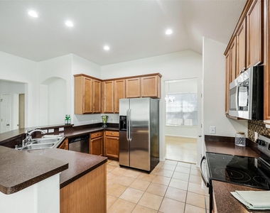 414 Dartmoor Drive - Photo Thumbnail 8