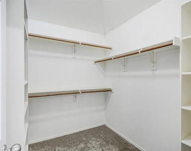 414 Dartmoor Drive - Photo Thumbnail 16