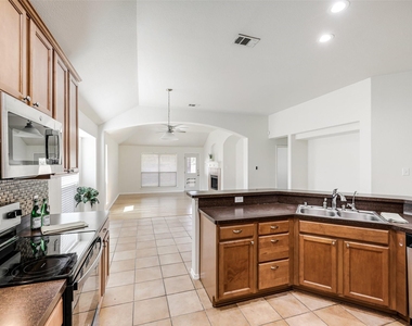 414 Dartmoor Drive - Photo Thumbnail 7