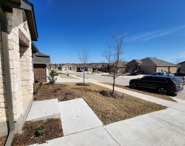 3812 Chalk Hill Avenue - Photo Thumbnail 3