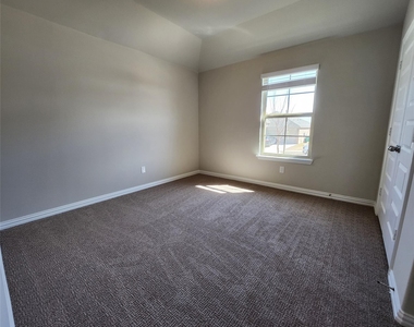 3812 Chalk Hill Avenue - Photo Thumbnail 7