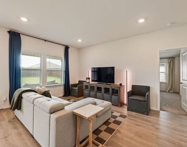 6439 Sand Dune Way - Photo Thumbnail 4
